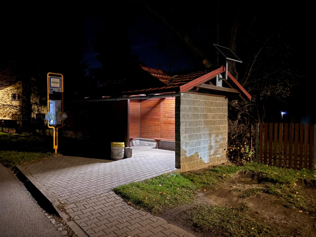Solární osvětlení autobusové zastávky s&nbsp;panelem na&nbsp;střeše a&nbsp;LED svítidlem napájeným z&nbsp;baterie