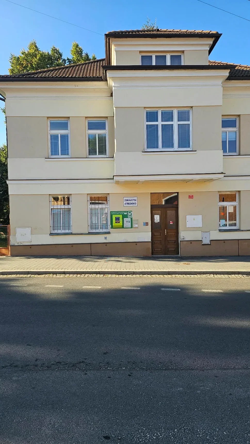 Budova zdravotního střediska v&nbsp;Dolním Žandově s&nbsp;AED vlevo od hlavního vstupu