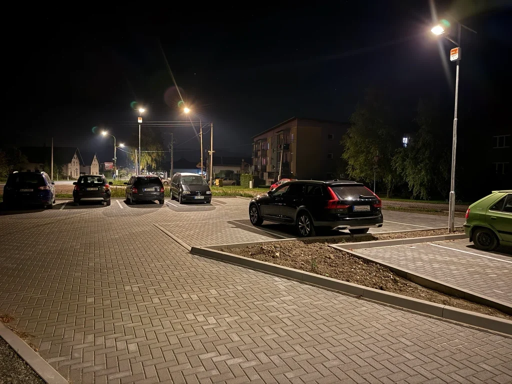 Solární svítidla osvětlující parkovací místa a&nbsp;dlážděnou plochu v&nbsp;Jablůnce