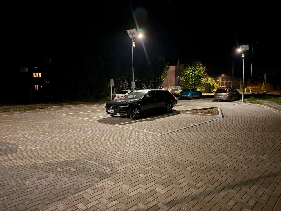 Solární svítidla osvětlující parkovací místa a&nbsp;dlážděnou plochu v&nbsp;Jablůnce