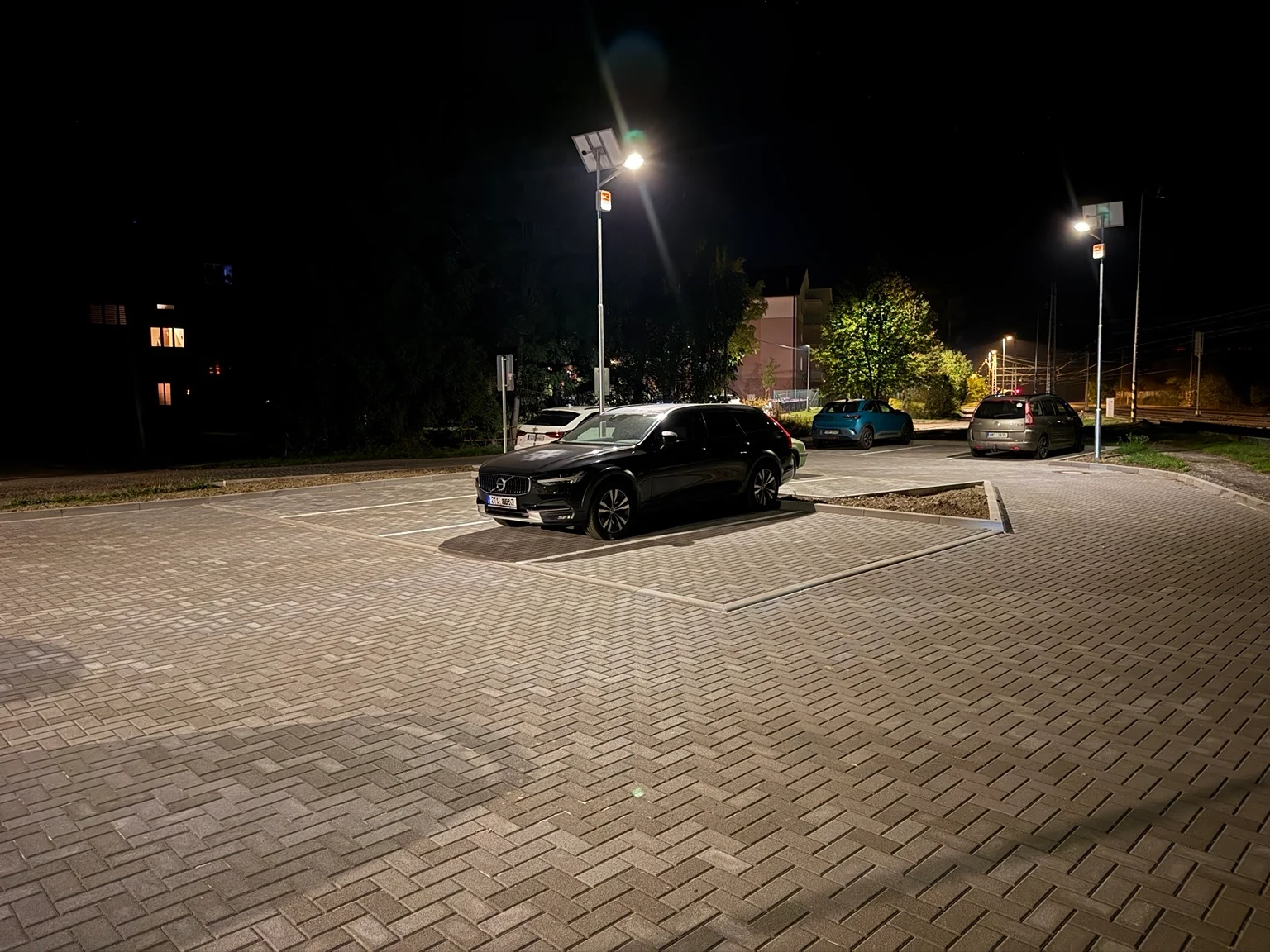 Solární svítidla osvětlující parkovací místa a dlážděnou plochu v Jablůnce